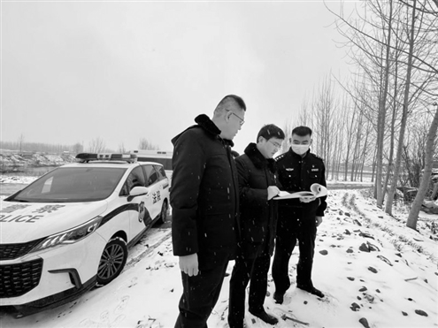 济南市章丘区人民法院执行法官、干警雪中执行法院供图
